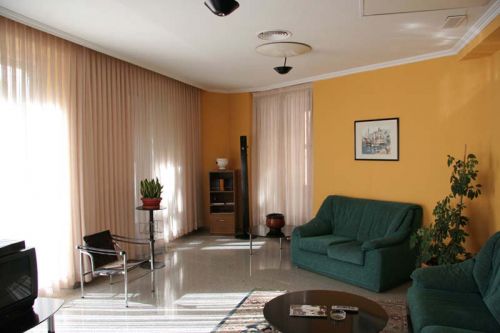 Zona de salón con sofás en color verde